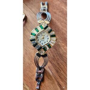 Vtg Ladies Xanadu Gold Tone Diamond Oval Shape. Green Clear Set Crystal Surround